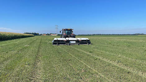 De ARA-spotsprayer van EcoRobotix herkent ongewenst gewas, bijvoorbeeld onkruid, en bespuit dat direct met bestrijdingsmiddel.
