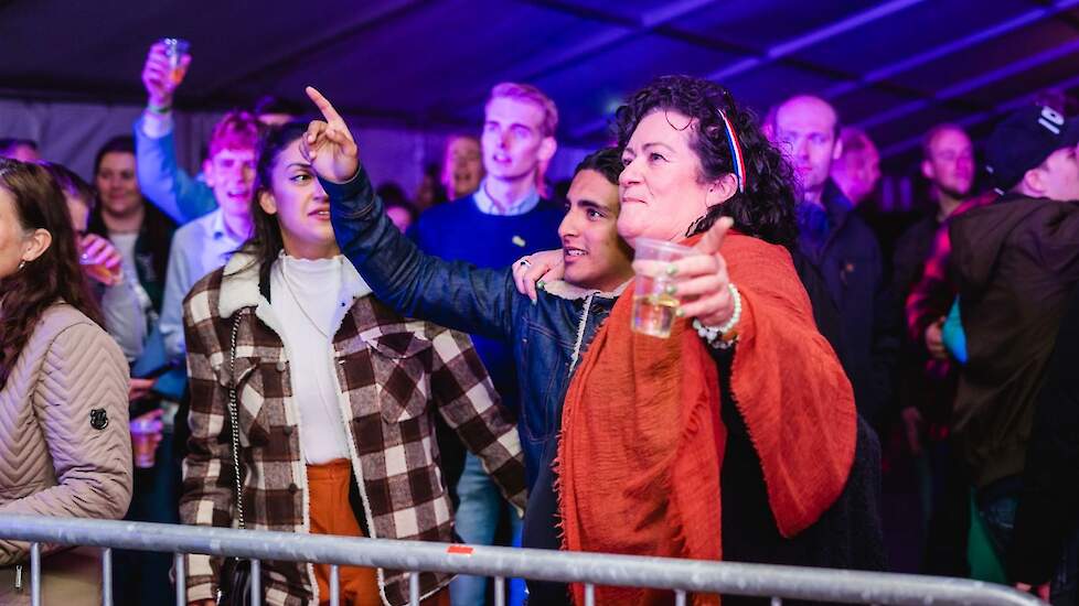 Caroline van der Plas vermaakt zich prima tussen de jongerenleden van haar partij.