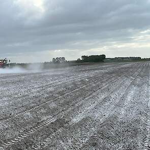 Er wordt een kleine 4.000 kg gips per hectare gestrooid.