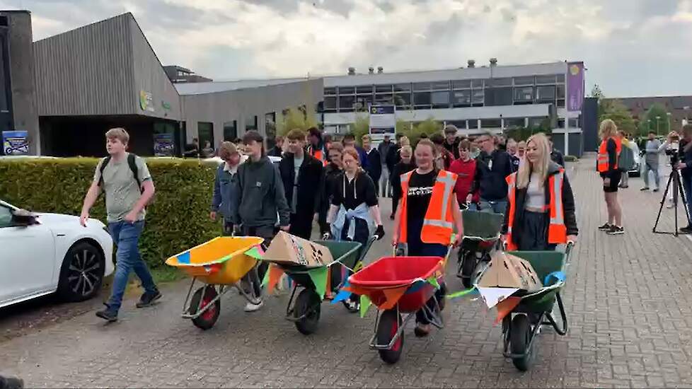 Start kruiwagenmars bij Aeres in Leeuwarden.