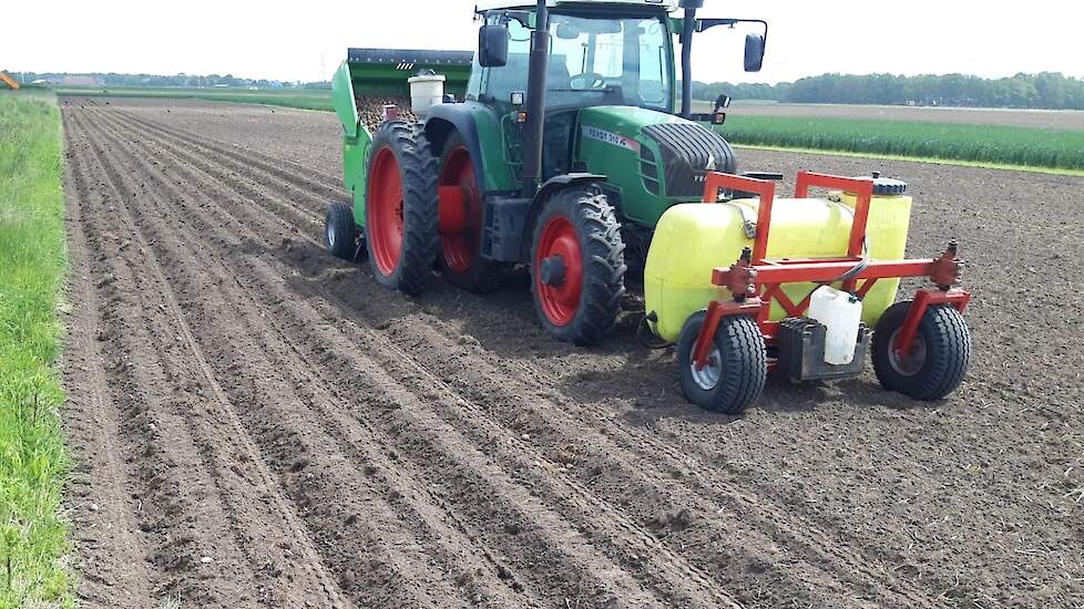 Mulder heeft twee aardappelpercelen met schade, in totaal 4,5 hectare. „Het ene perceel bleek van voor tot achter rot over een paar stroken, daar ben ik nu aan het poten.” Op het andere perceel is het meer pleksgewijs, waardoor het een soort lappendeken v