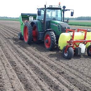 Mulder heeft twee aardappelpercelen met schade, in totaal 4,5 hectare. „Het ene perceel bleek van voor tot achter rot over een paar stroken, daar ben ik nu aan het poten.” Op het andere perceel is het meer pleksgewijs, waardoor het een soort lappendeken v