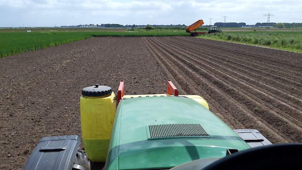 Het moeten overpoten leidt zeker tot opbrengstderving. „Normaal zit ik op 40 tot 43 ton zetmeelaardappelen per hectare. Maar doordat ik nu zo laat nog moet poten, mis ik een hoop groeidagen. Die haal ik niet meer in. Als ik over 10 ton per hectare minder