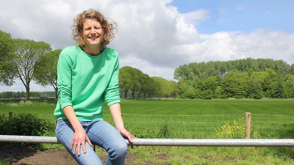 Carolien den Brok, melkveehoudster in Zeewolde, dit tussen hoop en vrees vanwege een nieuw te bouwen legerkazerne.