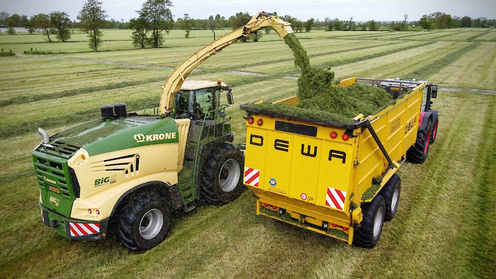 Video: Gras hakselen bij loonbedrijf Beute in Lutjegast