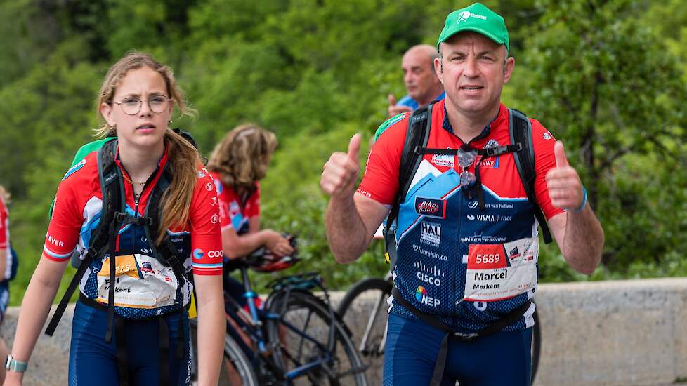 Varkenshouder Marcel Merkens uit Ingen (G) liep samen met zijn vrouw en dochter twee keer de berg op. „Iedereen kent wel iemand met kanker. Er is veel geld nodig voor onderzoek naar kanker. Daar draag ik graag mijn steentje aan bij. Wij willen ook graag l