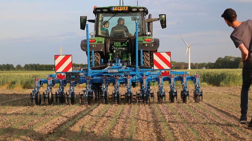 Groenoord toonde deze schoffelmachine van Carré; een kort op de trekker gemonteerde balk met sideshift. De camera op de machine is door de fabrikant zelf ontwikkeld en volgt drie rijtjes.