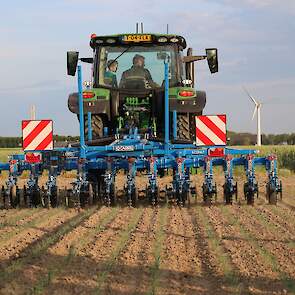 Groenoord toonde deze schoffelmachine van Carré; een kort op de trekker gemonteerde balk met sideshift. De camera op de machine is door de fabrikant zelf ontwikkeld en volgt drie rijtjes.