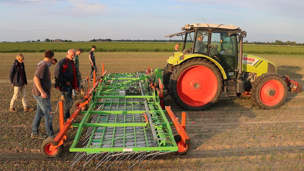 Ontwikkeld in het noorden is deze wiedeg van landbouwmechanisatiebedrijf Geertsema uit Munnekezijl. De machine heeft meer tanden dan de concurrentie (tandafstand 2,2cm) en dat leidde op dit perceel tot een iets fijner resultaat.