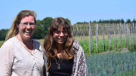 Links Odette Waleson, rechts Yentl Koster