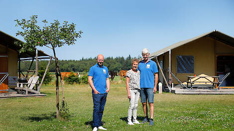 Familie Mul heeft een camping met winkel en ijsmakerij naast hun boerenbedrijf. Barend: „Een camping is niet iets wat je er even bij doet.” V.l.n.r. Stefan, Tineke en Barend Mul.