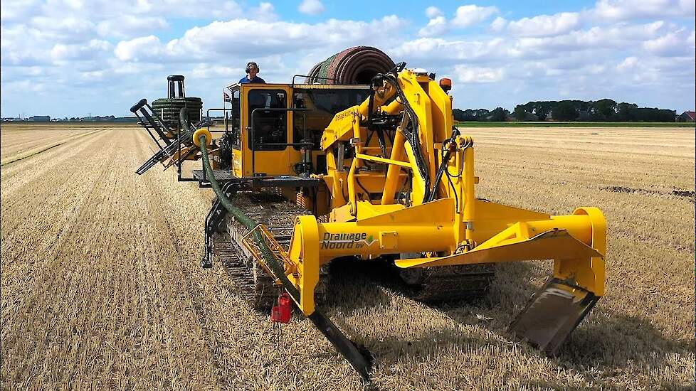 Drainage Noord BV aan het draineren op landbouwgrond in Oudeschans.