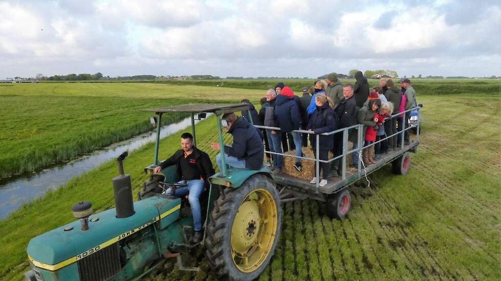 Agrarisch Collectief Waadrâne neemt vaker belangstellenden mee 'de boer op' om te vertellen over hun werkzaamheden.