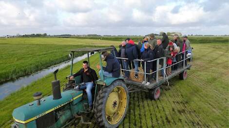 Agrarisch Collectief Waadrâne neemt vaker belangstellenden mee 'de boer op' om te vertellen over hun werkzaamheden.