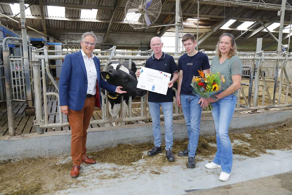 CRV-directeur Lammert Veenhuizen (links) was aanwezig op het melkveebedrijf van André, Rikie en zoon Thomas Mulder om stil te staan bij het bereiken van de mijlpaal.