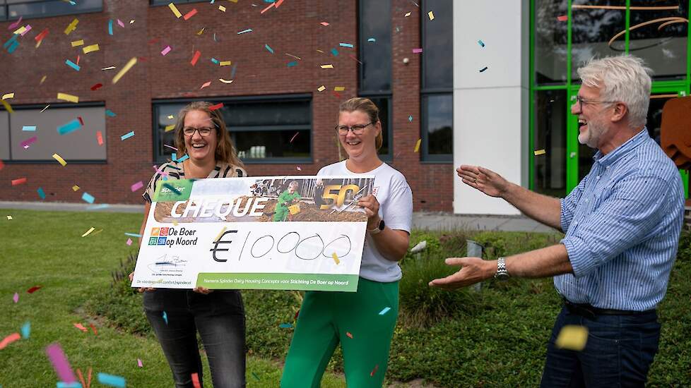 Spinder-directeur Jehannes Bottema reikt de cheque uit aan de Boer op Noord.