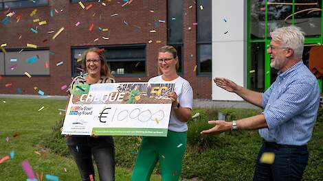 Spinder-directeur Jehannes Bottema reikt de cheque uit aan de Boer op Noord.