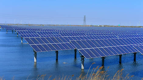 Voor 50 ha landbouwgrond is 1 ha zonnepanelen nodig voor 20.000 m3 zoetwater.
