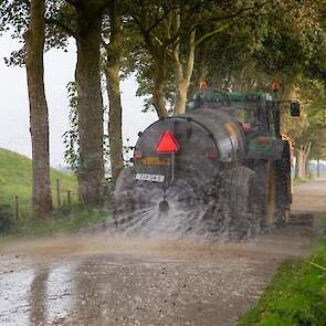 De grond was niet erg nat, toch kwam er veel modder op de weg. De maatschap zorgt er gedurende de hele dag voor dat de weg, voor zover mogelijk, schoon werd gemaakt.
