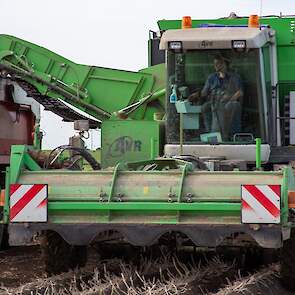 Medewerker Marco Smit stuurt de rooier vakkundig over het aardappelperceel.