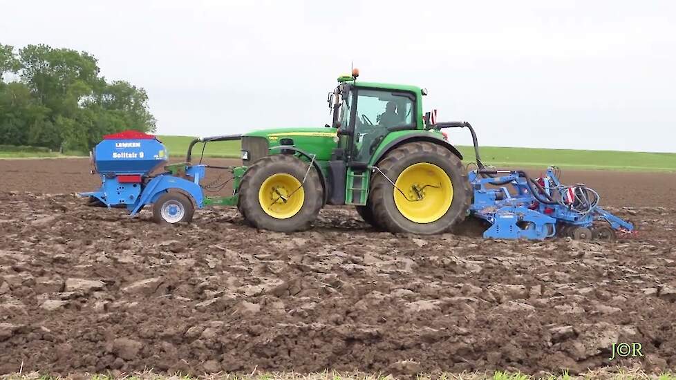 Ploegen bij Jochum Mansholt, een 6 scharige Lemken Juwel 8, getrokken door John Deere 6210R tracks.