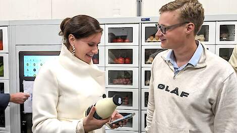 In de nieuwe winkel van Romke Sijtsma te Arum kocht gedeputeerde Eke Folkerts een fles yoghurt door een van de deurtjes van de automaat te openen.