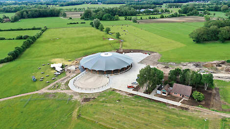 De stal bij Klein Koerkamp heeft een uitloop (voorgrond). De koeien weiden ongeveer tien maanden per jaar.