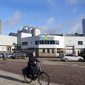 Melkfabriek Rouveen organiseerde graag mee met de initiatiefnemers die Staphorst willen eren. Bert Brand commercieel directeur, zegt dat de melkbus de trots van het dorp symboliseert.