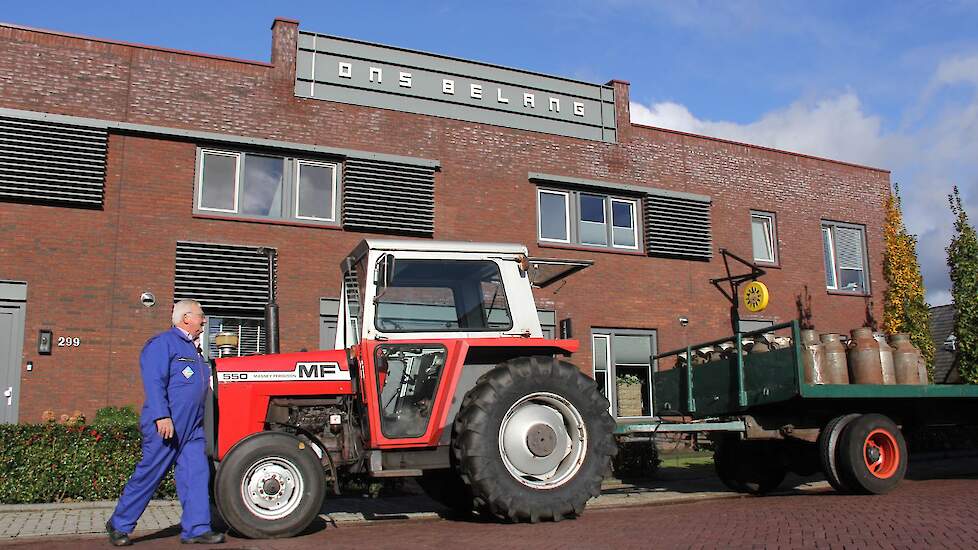 De melkbussen gaan vandaag voor de gelegenheid door naar de Veldschuur, waar een eerste workshop kaas maken plaats vindt. Bij de Rouveense kaasfabriek werden de opgehaalde bussen op het bordes gezet. De oude stoomfluit klonk nog een keer.