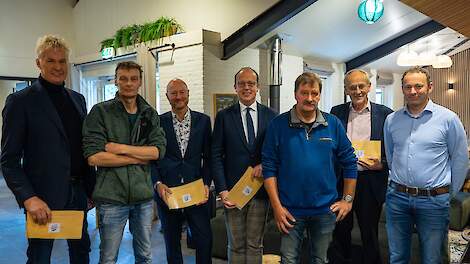 (v.l.n.r.) Gerben de Boer (Wetterskip Fryslan), Hilbrand Bouma (boer), Renze Portengen (ministerie van LNV), Friso Douwstra (Gedeputeerde Fryslân), Jan de boer (boer), Pieter Winsemius (Trekker Aanvalsplan Grutto) en Jitze Peenstra (boer).