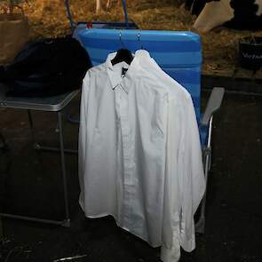 De witte blouses voor de strijd om het showmanship hangen al klaar.