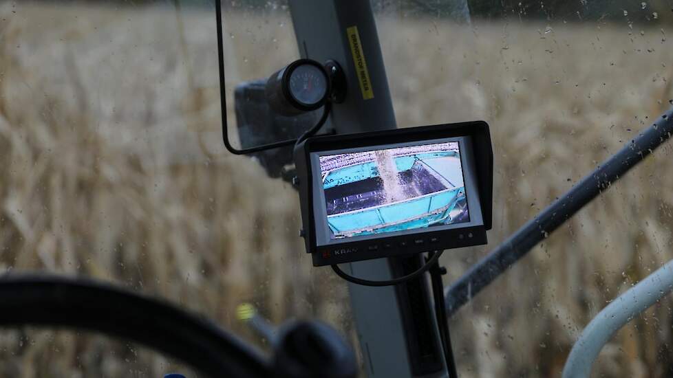 Via een camera kan er in de bak van de rupsdumper gekeken worden.