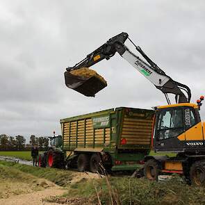 De silagewagen brengt de mais naar de desbetreffende boer.