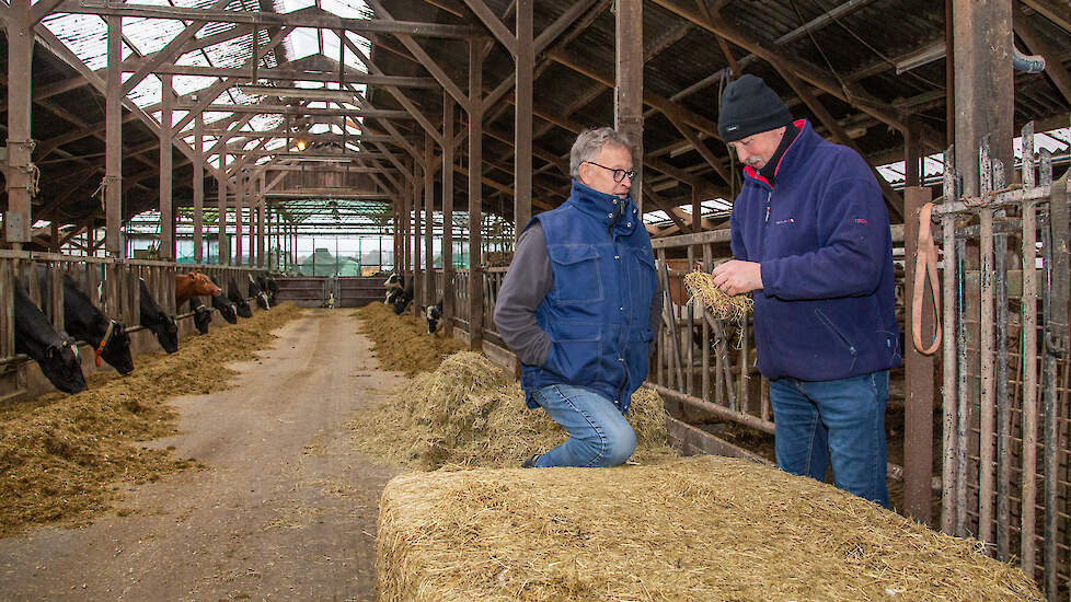 Meint en Siebren bij een baal kruidenrijk gras die ze dit jaar geoogst hebben. De koeien lusten het graag. Het aandeel kruidenrijk gras neemt de komende jaren toe.