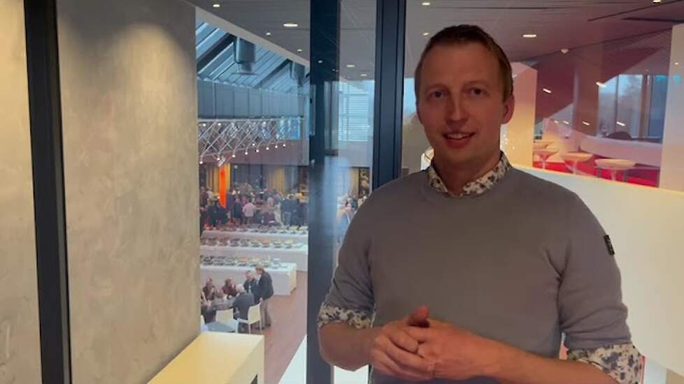 Groningse akkerbouwer Jarno Rietema wordt verplicht om minder mest uit te rijden