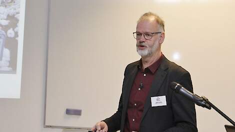 Onderzoeker Hilko Ellen van Wageningen Livestock Research presenteert de voorlopige resultaten van tweede metingen aan fijnstof reducerende technieken woensdag 28 februari op het Emissiereductie Event in Barneveld.