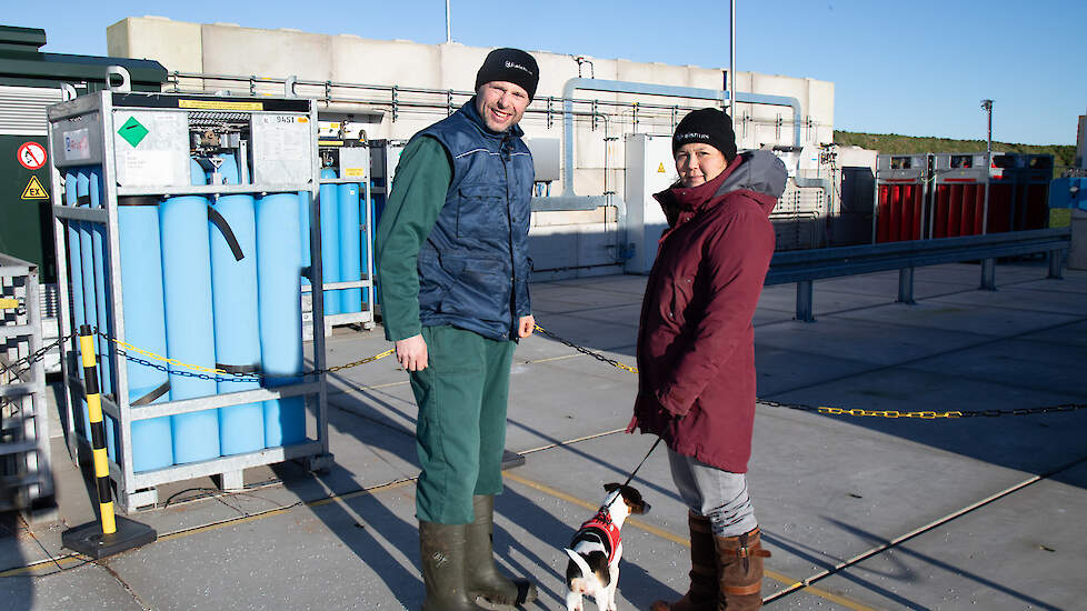 Wim en Marjolein van Tilburg bij het waterstofplein dat op grond van het melkveebedrijf is aangelegd. Het plein bevindt zich zo’n 2,5 kilometer van Wagenborgen.