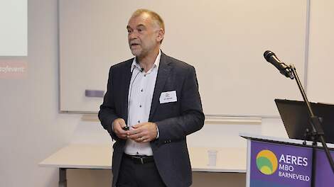 Projectmanager Jan Workamp van het Praktijkcentrum Emissiereductie Veehouderij (PEV) vertelt woensdag 28 februari op het Emissiereductie Event in Barneveld hoe het Emissie Reductie Plan een veehouder snel inzicht kan bieden in de haalbaarheid van zijn toe