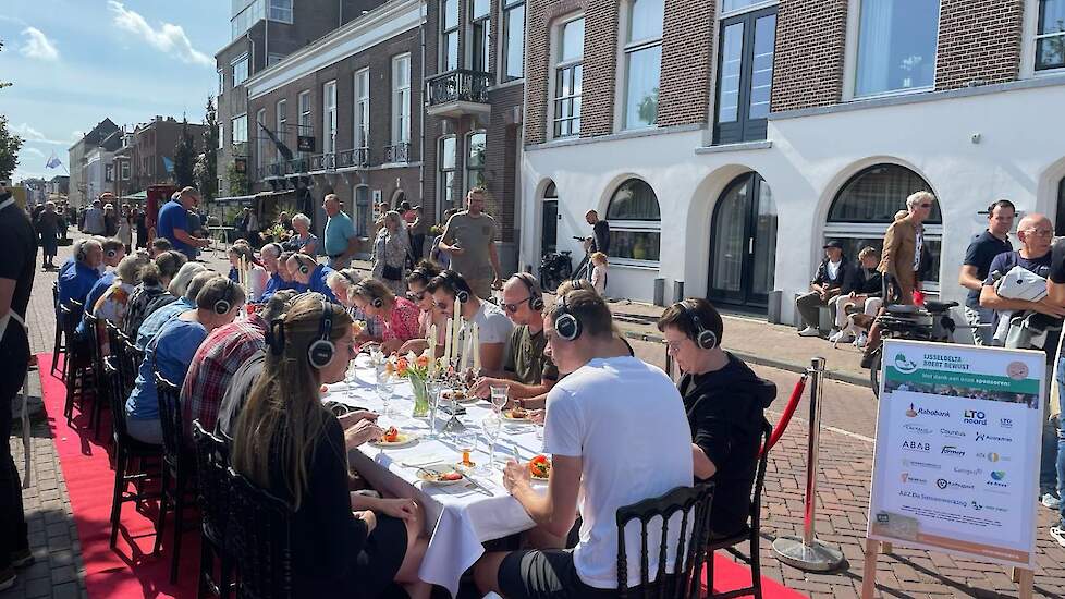 Aan een lange tafel maakten de bezoekers kennis met een aantal nog relatief onbekende gerechten uit de streek.