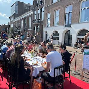 Aan een lange tafel maakten de bezoekers kennis met een aantal nog relatief onbekende gerechten uit de streek.