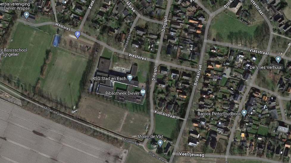 De school (midden) ligt aan de rand van het dorp Diever.