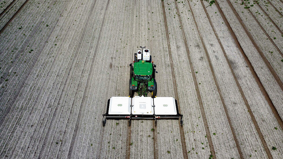 De ARA spotsprayer detecteert met behulp van algoritmes, AI en cameratechniek onkruiden en aardappelopslag in bijvoorbeeld bieten, uien, peen en cichorei.