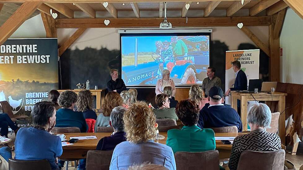 Dagvoorzitter Hugo Bens in gesprek met Boert Bewust deelnemers over hun kijk op de communicatie met burgers.