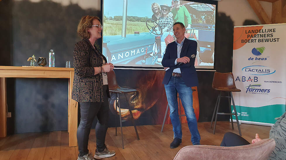 Simone Koggel vertelt tijdens de themadag over haar koesafari waarbij ze met burgers haar brandrode runderen bekijkt die in de natuur grazen.