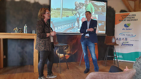 Simone Koggel vertelt tijdens de themadag over haar koesafari waarbij ze met burgers haar brandrode runderen bekijkt die in de natuur grazen.