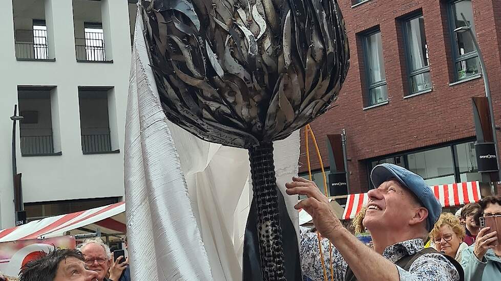 Kunstenaar Patrick Visser en voorzitter Herman Vermeer onthullen de JunkArt tulp.