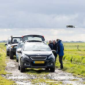 De vrijwilligersgroep van de Blankenhammerpolder heeft zich om kwart over zes in de ochtend verzameld om nesten te gaan zoeken met de drone. Inmiddels zijn ze al een paar uur verder in hun zoektocht.