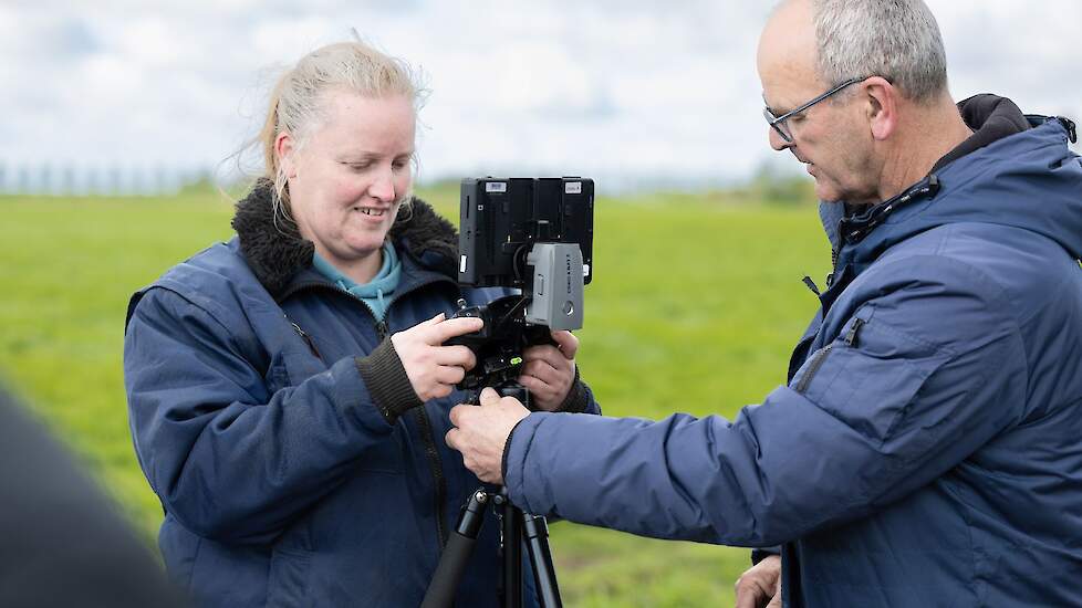 Melkveehoudster Karin Hakvoort is een van de vrijwilligers die het dronen aan het leren is, en inmiddels al aardig in de vingers heeft. Karin was dit jaar de gelukkige vindster van het eerste Kievitsei van Flevoland.