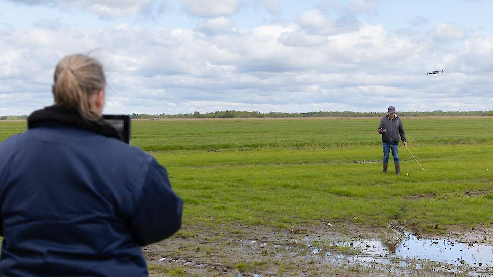 Terwijl de drone volgens een route door het veld vliegt houdt Karin de warmte camera in de gaten. Wanneer Karin iets denkt te zien daalt ze af naar enkele meters boven de grond zodat de vrijwilliger in het veld weet waar hij moet zoeken. Via de telefoon g