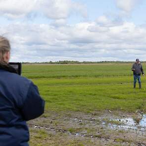 Terwijl de drone volgens een route door het veld vliegt houdt Karin de warmte camera in de gaten. Wanneer Karin iets denkt te zien daalt ze af naar enkele meters boven de grond zodat de vrijwilliger in het veld weet waar hij moet zoeken. Via de telefoon g